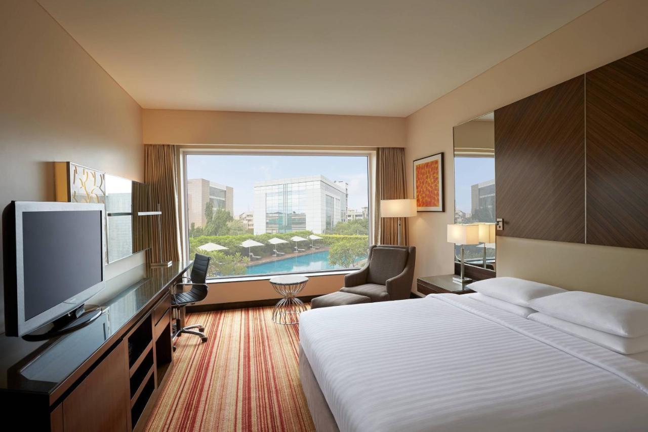 Deluxe King Room with Pool View - 15% off on Spa and 20% off on Laundry